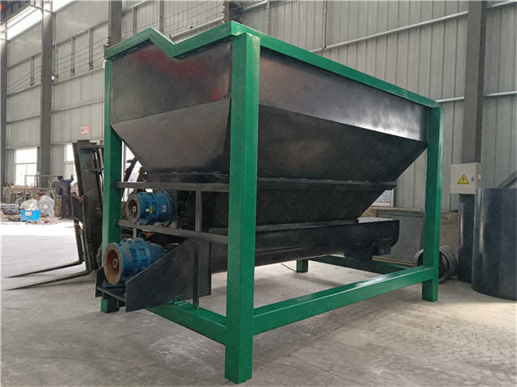 有機肥鏟車料倉物料發(fā)酵完畢將原料均勻分配輸送設(shè)備