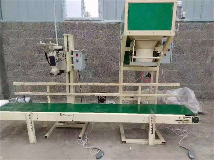 肥料定量包裝機(jī),有機(jī)肥顆粒自動稱重下料裝袋設(shè)備