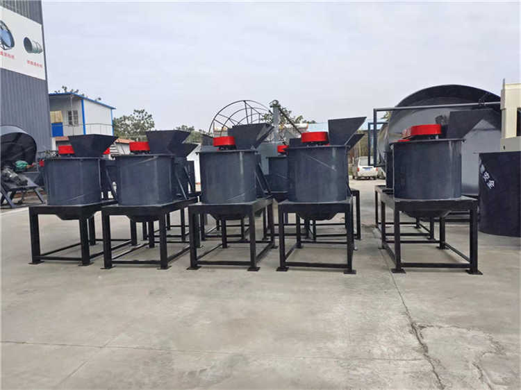 牛糞立式粉碎機(jī)不宜堵塞,下料順暢