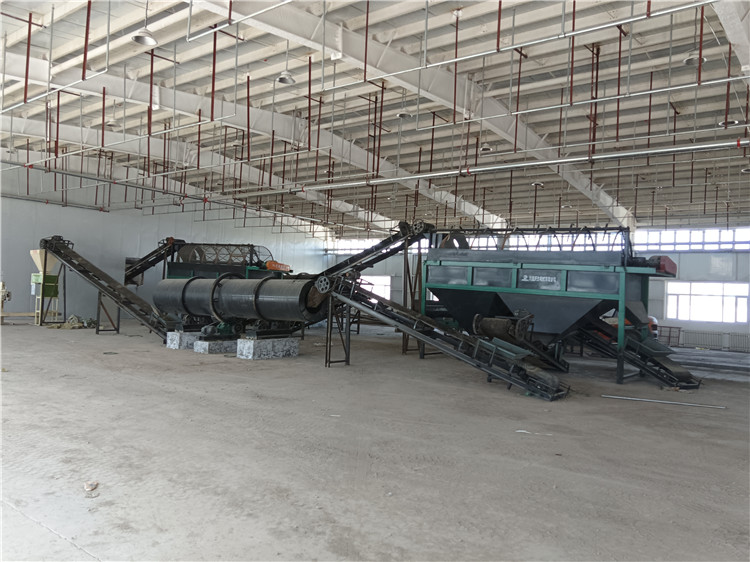 養(yǎng)殖豬糞使用有機(jī)肥生產(chǎn)線設(shè)備加工肥料現(xiàn)場(chǎng)