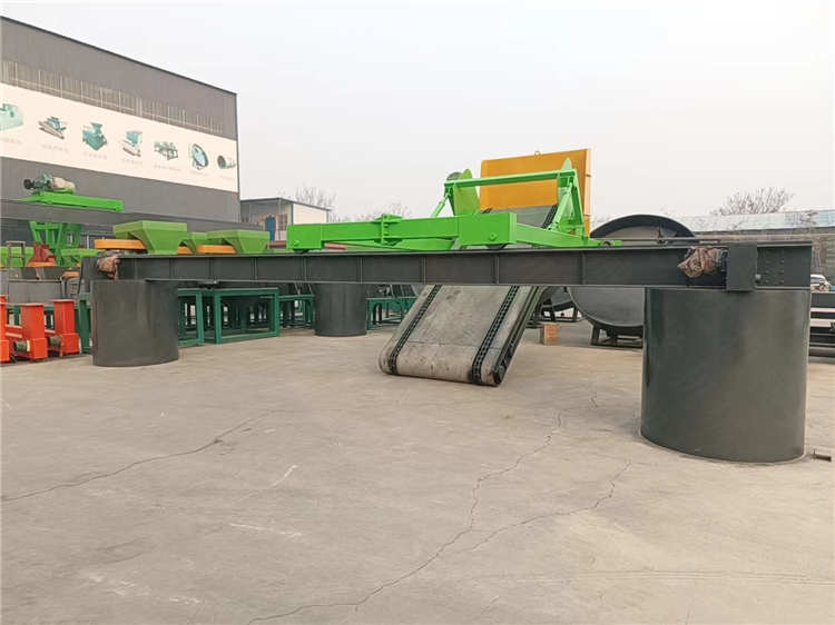大跨度5米鏈板翻拋機 雞糞牛糞養(yǎng)殖糞污處理堆肥機 興達發(fā)酵腐熟有機肥設(shè)備