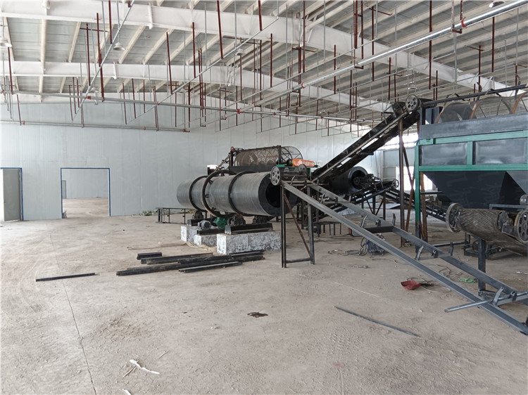 重慶客戶豬糞原料加工生產(chǎn)線設(shè)備現(xiàn)場(chǎng)布置